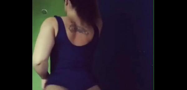  TURRA NALGONA TATUADA SACUDIENDO EL ORTO RIQUISIMA